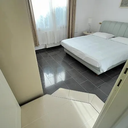Sleeps 4 Pool Wifi Meina